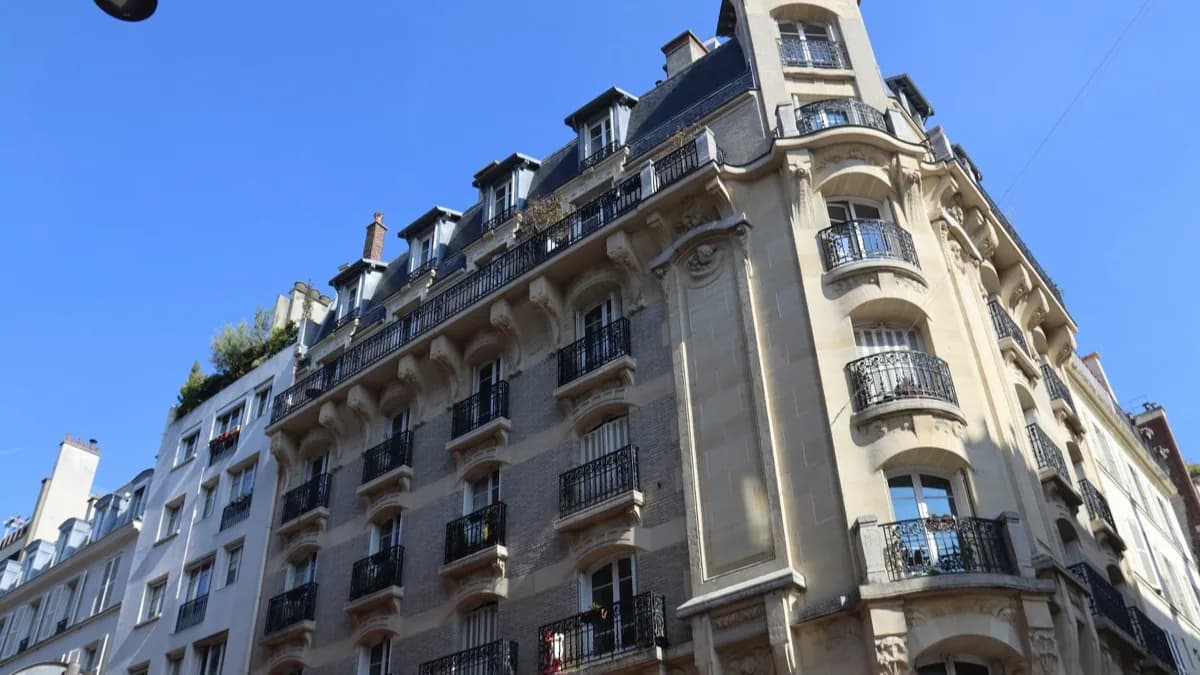 Façade d’un immeuble ancien de rapport, corniches et balcons ouvragés