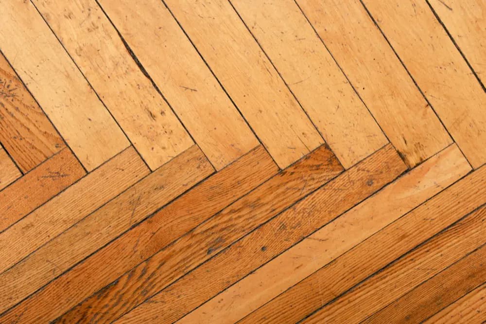 Parquet à chevrons, lames claires et lames foncées alternées