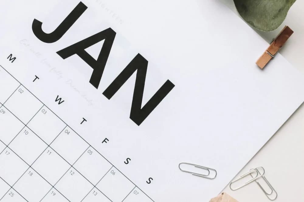 Calendrier mensuel imprimé, posé sur un plan de travail