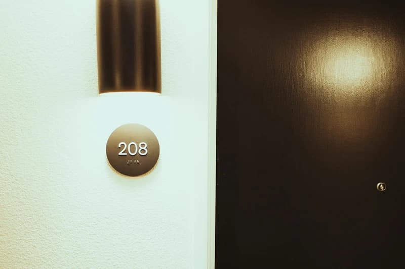 Une porte palière d’appartement avec sa plaque