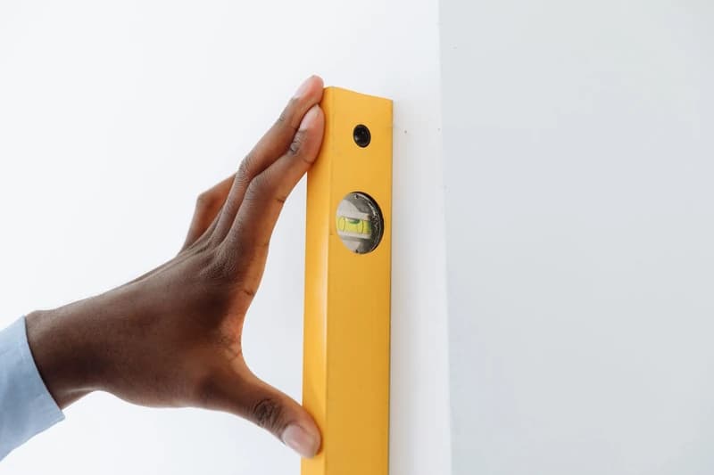 Un appareil de mesure appliqué contre un mur