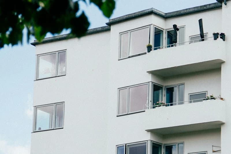 La façade d’un immeuble d’habitation collectif